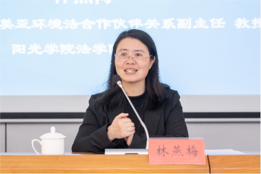 女人坐在桌子前描述已自动生成