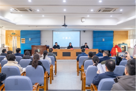 一群人在房间里中度可信度描述已自动生成